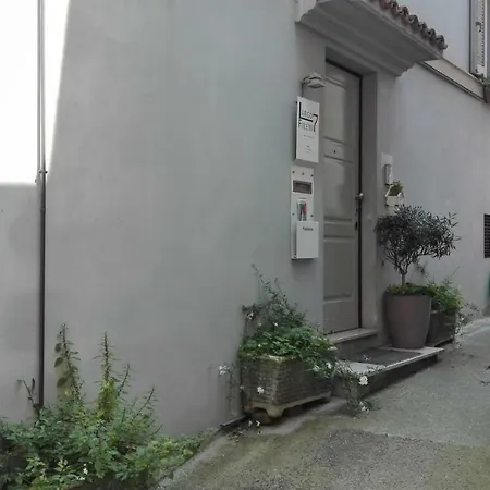 Largo Fileni 7 Bed and Breakfast